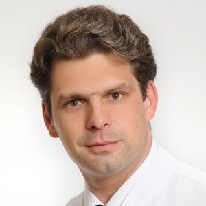 Porträt von Priv.-Doz. Dr. med. Zsolt Sziklavari, Chefarzt für Thoraxchirurgie am Klinikum Coburg der Sana Kliniken Oberfranken.