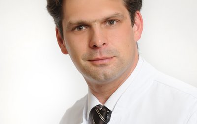Porträt von Priv.-Doz. Dr. med. Zsolt Sziklavari, Chefarzt für Thoraxchirurgie am Klinikum Coburg der Sana Kliniken Oberfranken.