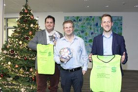 Sebastian Haeger (Geschäftsführer, links) und Christoph Hofmeister (Kaufmännischer Direktor, rechts) vom Sana-Krankenhaus Hürth übergaben Trainingsleibchen und Bälle für die D-Jugend des SC Meschenich an Carsten Moog-Ege (Mitte). (Foto: Stefan Mülders)