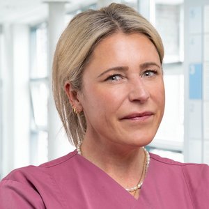 Porträtfoto von Rebecca Esposito, Stationsleitung der Klinik für Neonatologie und Pädiatrie der Regio Kliniken