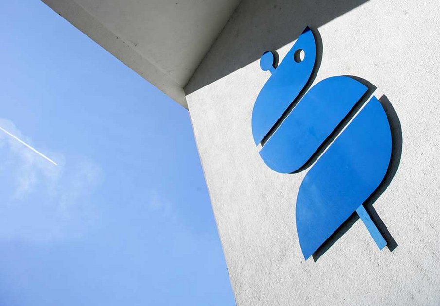 Das Logo der Sana Kliniken AG an einer Fassade.