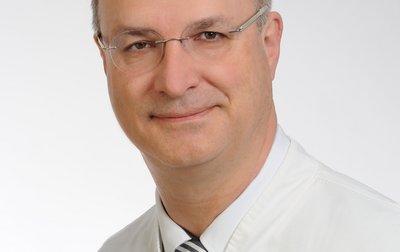 Porträt von Dr. med. Rudolf Bartulek, Chefarzt für Diagnostische Radiologie, Innere Medizin, Schwerpunkt Kardiologie, am Klinikum Coburg der Sana Kliniken Oberfranken. 