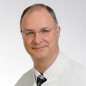 Porträt von Dr. med. Rudolf Bartulek, Chefarzt für Diagnostische Radiologie, Innere Medizin, Schwerpunkt Kardiologie, am Klinikum Coburg der Sana Kliniken Oberfranken. 