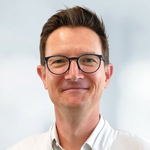 Portraitfoto von Dr. Tim Claußnitzer, Chefarzt der Klinik für Gefäß- und Endovaskularchirurgie am Sana Klinikum Landkreis Biberach