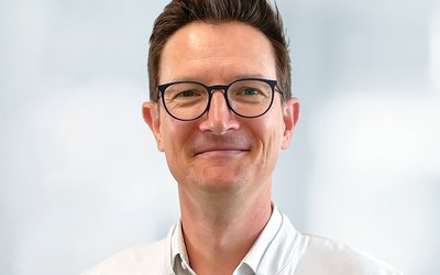 Dr. Tim Claußnitzer Portraitfoto von Dr. Tim Claußnitzer, Chefarzt der Klinik für Gefäß- und Endovaskularchirurgie am Sana Klinikum Landkreis Biberach