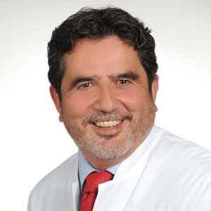 Porträt von Prof. Dr. med. Emilio Domìnguez, Chefarzt für Chirurgie, Viszeralchirurgie, spezielle Viszeralchirurgie und Gefäßchirurgie am Klinikum Lichtenfels der Sana Kliniken Oberfranken.