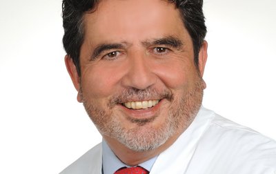 Porträt von Prof. Dr. med. Emilio Domìnguez, Chefarzt für Chirurgie, Viszeralchirurgie, spezielle Viszeralchirurgie und Gefäßchirurgie am Klinikum Lichtenfels der Sana Kliniken Oberfranken.