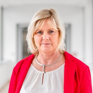Porträtfoto von Silke Lebus, Pflegedienstleitung Operatives Logistik & Pflegemanagement im Sana Klinikum Borna
