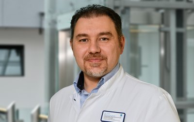 Portraitfoto von dem Sektionsleiter Neurotraumatologie/Wirbelsäulenchirurgie Dr. med. Muhannad Awak, Facharzt für Neurochirurgie, Basis und Master-Zertifikat der deutschen Wirbelsäulengesellschaft (DWG), Euro Spine Diploma (Euro Spine), European Spine Diploma in Advanced Spinal Surgery (EANS), International Fellow Neurosurgery / USA,  Mitglied in der Deutsche Gesellschaft für Neurochirurgie (DGNC), European Association of Neurosurgical Societies (EANS) und Deutsche Wirbelsäulengesellschaft (DWG)