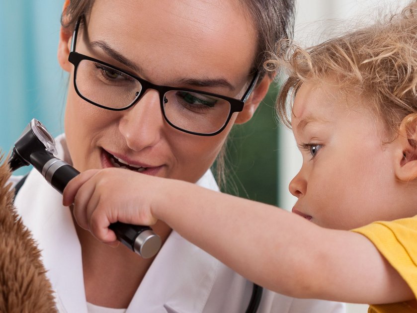 Kind und Kinderärztin