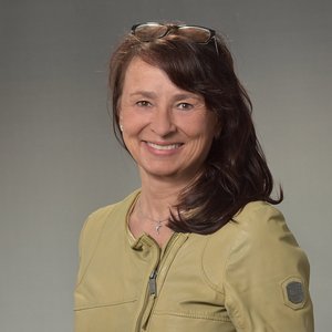 Porträtbild von Andrea Müller, Verwaltungsleiterin der Medizinischen Versorgungszentren