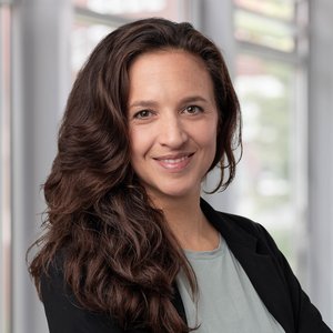 Porträtfoto von Dr. Jenny Versen, Oberärztin der Klinik für Kinder- und Jugendpsychiatrie, Psychotherapie und Psychosomatik der Regio Kliniken