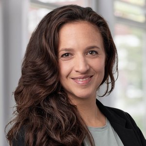 Porträtfoto von Dr. Jenny Versen, Oberärztin der Klinik für Kinder- und Jugendpsychiatrie, Psychotherapie und Psychosomatik der Regio Kliniken