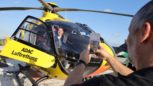 Impressionen vom Tag der offenen Tür im Krankenhaus Senftenberg: Besucher am Rettungshubschrauber auf dem Dach des Krankenhauses