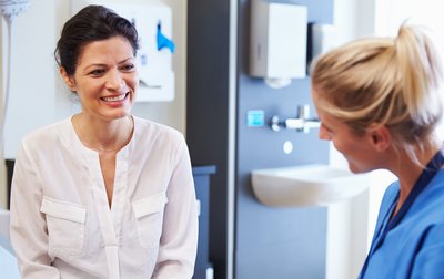 Patientin im Gespräch mit Ärztin