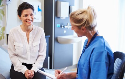 Patientin im Gespräch mit Ärztin