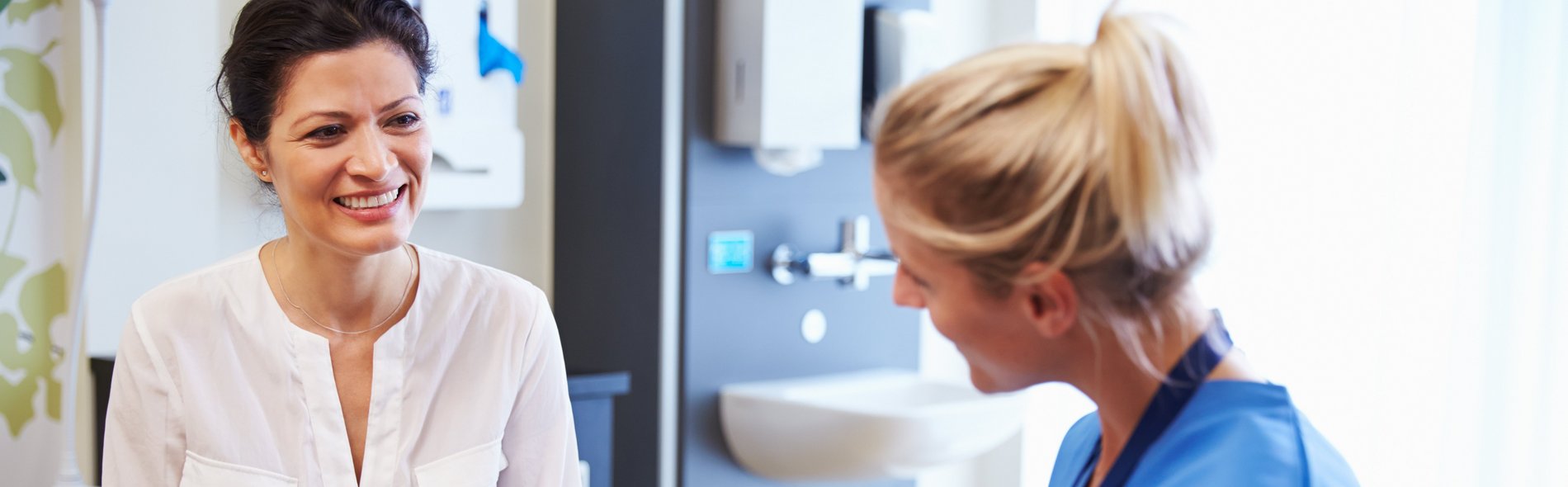 Patientin im Gespräch mit Ärztin