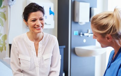 Patientin im Gespräch mit Ärztin