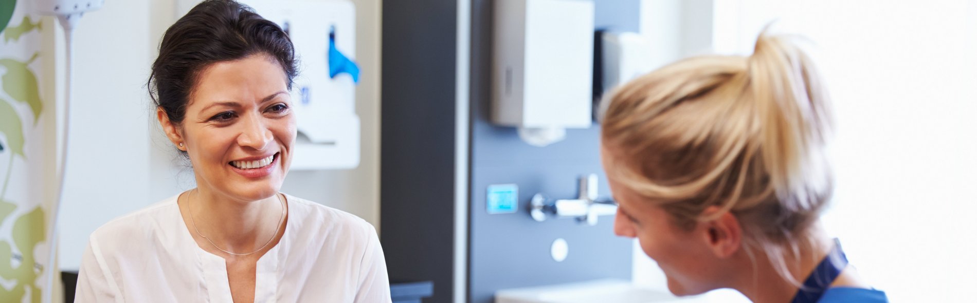 Patientin im Gespräch mit Ärztin