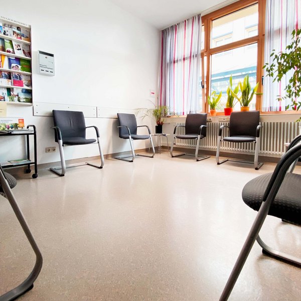Wartezimmer der Praxis für Innere Medizin mit hausärztlicher Grundversorgung
