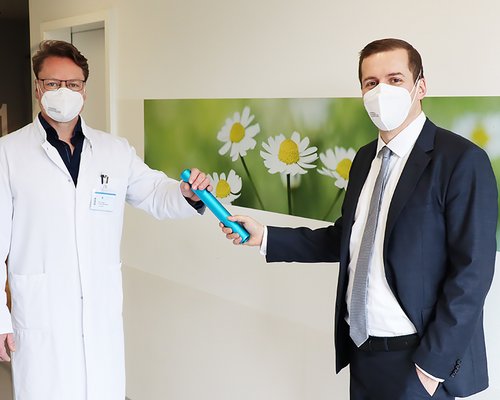 Stellvertretend für Dr. Thiem übergibt Geschäftsführer Dr. Christian Frank den Staffelstab an den neuen Chefarzt der Klinik Dr. med. Felix Renken