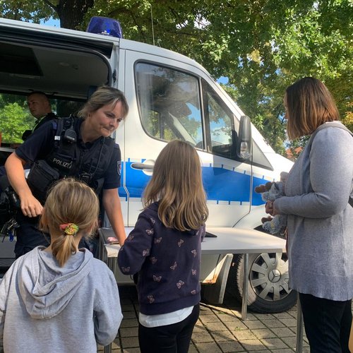 Besucher an einem Polizeifahrzeug auf der Blaulichtmeile beim Kinderfest der Klinik für Kinder- und Jugendmedizin in Lauchhammer