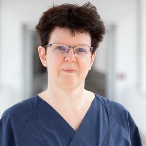 Porträtfoto von Katrin Sinschek, GeriNurse und Demenz-/Delirbeauftragte
