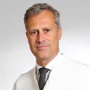 Porträt von PD Dr. med Christof Lamberti, Chefarzt für Innere Medizin, Hämatologie und Internistische Onkologie am Sana Klinikum Coburg der Sana Kliniken Oberfranken
