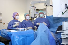 OP-Pflegerin Elke Heger, Oberärztin Dr. Anja Koslowski und Chefarzt Bartosz Kozlowski (v.l.) operieren mit dem neuen Endoskopie-Turm eine Patientin mit Darmkrebs. (Foto: Stefan Mülders)