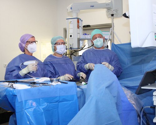 OP-Pflegerin Elke Heger, Oberärztin Dr. Anja Koslowski und Chefarzt Bartosz Kozlowski (v.l.) operieren mit dem neuen Endoskopie-Turm eine Patientin mit Darmkrebs. (Foto: Stefan Mülders)