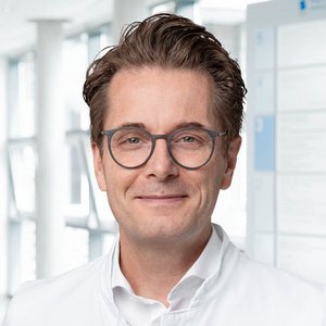 Porträtfoto von Dr. Stefan Sudmann, Chefarzt des Zentrums für Notfall- und Akutmedizin der Regio Kliniken