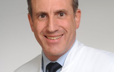 Porträt von Prof. Dr. med. Dr. phil. Dr. hc. Thomas Bschleipfer, Chefarzt Urologie am Klinikum Coburg der Sana Kliniken Oberfranken.