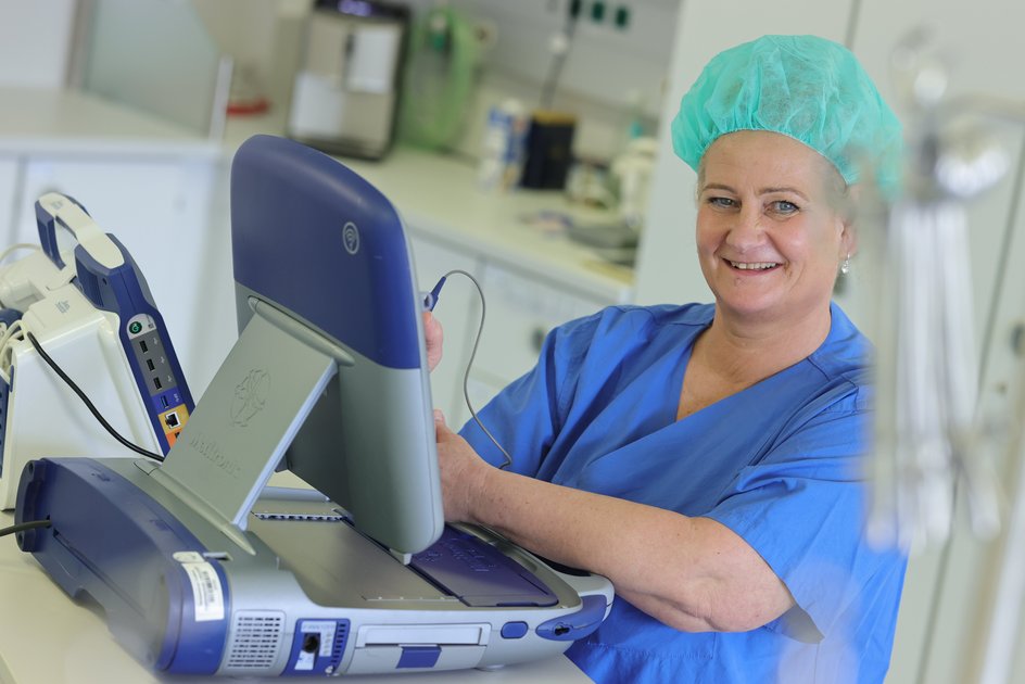 Kardiotechnikerin Karen Mettke bei den Vorbereitungen für eine Operation.