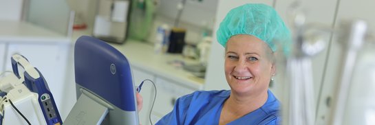 Kardiotechnikerin Karen Mettke bei den Vorbereitungen für eine Operation.