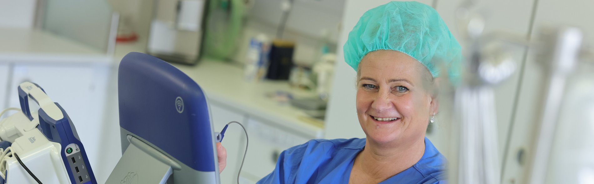Kardiotechnikerin Karen Mettke bei den Vorbereitungen für eine Operation.