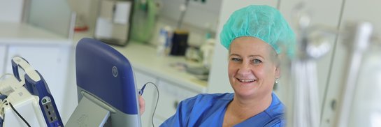 Kardiotechnikerin Karen Mettke bei den Vorbereitungen für eine Operation.
