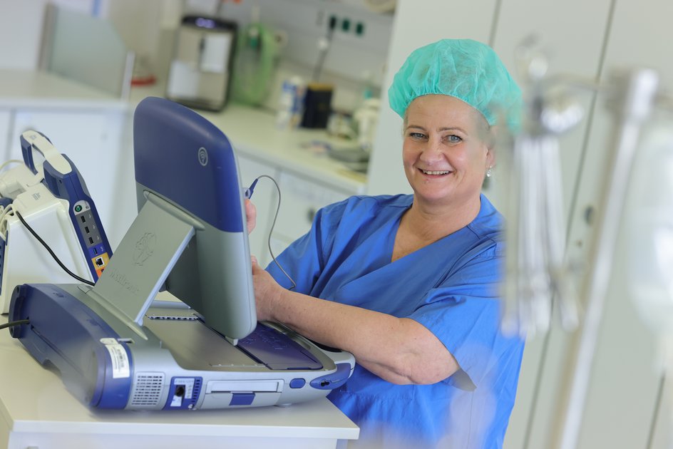 Kardiotechnikerin Karen Mettke bei den Vorbereitungen für eine Operation.