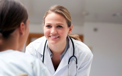 Ärztin mit Patientin