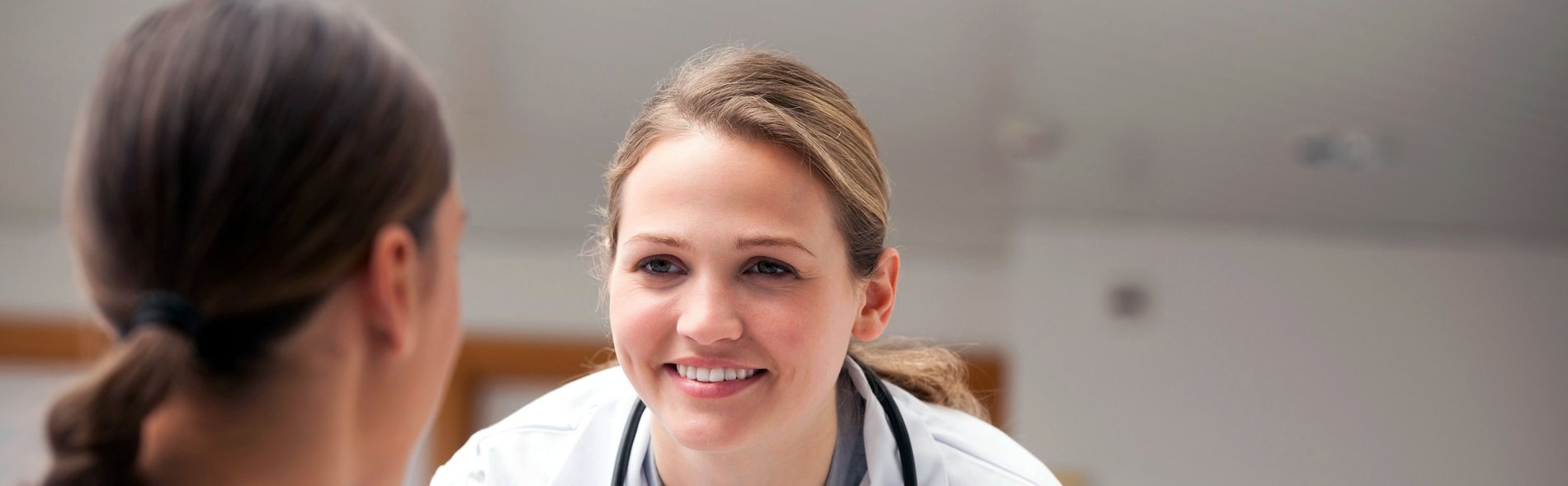 Ärztin mit Patientin