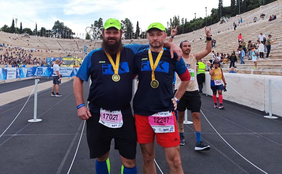 Lukas Adamek (l.) und Andreas Musielak beim Zielleinlauf in Athen