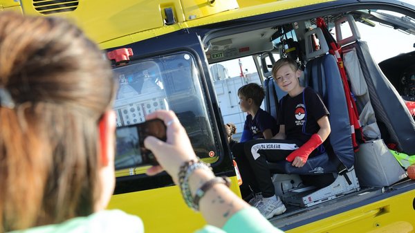Impressionen vom Tag der offenen Tür im Krankenhaus Senftenberg: Besucher schauen sich den Rettungshubschrauber aus nächster Nähe an