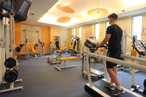 Patient auf einem Kettler Laufband in der Physiotherapie des Sana-Krankenhaus Rügen