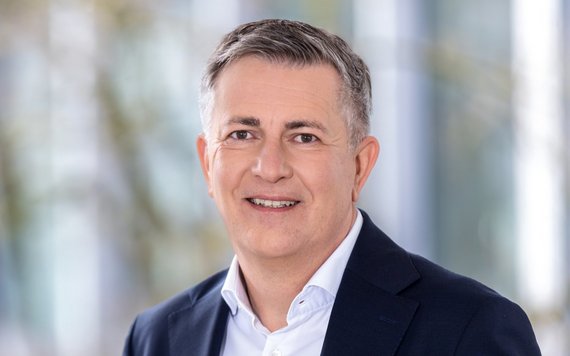 Porträt von Thomas Lemke, dem Vorstandsvorsitzenden (CEO) der Sana Kliniken AG. 