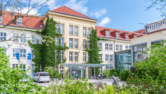 Foto des Haupteingangs des Sana Klinikums Borna