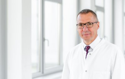 Porträtfoto von Dr. med. Jens Einenkel, Chefarzt der Klinik für Frauenheilkunde und Geburtshilfe im Sana Klinikum Borna
