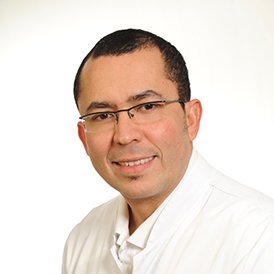 Porträt von MUDr. Vladimir Hernández Martínez, Leitender Oberarzt für Allgemeine Chirurgie, Viszeralchirurgie und spezielle Viszeralchirurgie am Sana Klinikum Coburg der Sana Kliniken Oberfranken