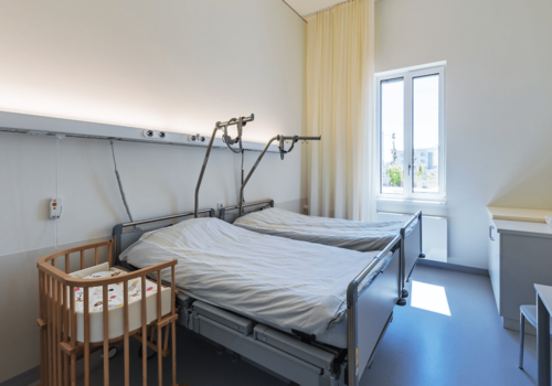 Familienzimmer zwei Betten Kinderbett und Fenster