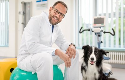 Dr. Eric Hilf mit dem Therapiehund