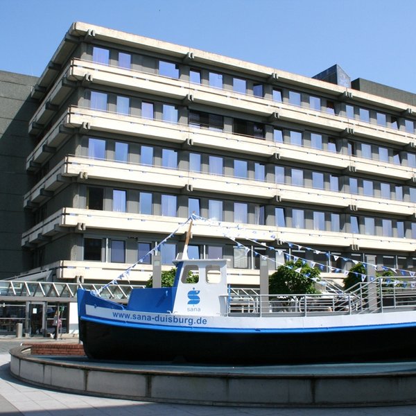 Das Spielschiff vor einem Gebäude der Sana Kliniken Duisburg.