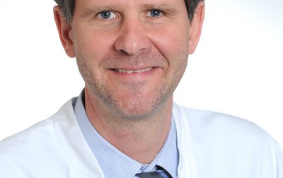 Porträt von Dr. med. Jörg Harrer, Chefarzt für Orthopädie und Unfallchirurgie am Klinikum Lichtenfels der Sana Kliniken Oberfranken.